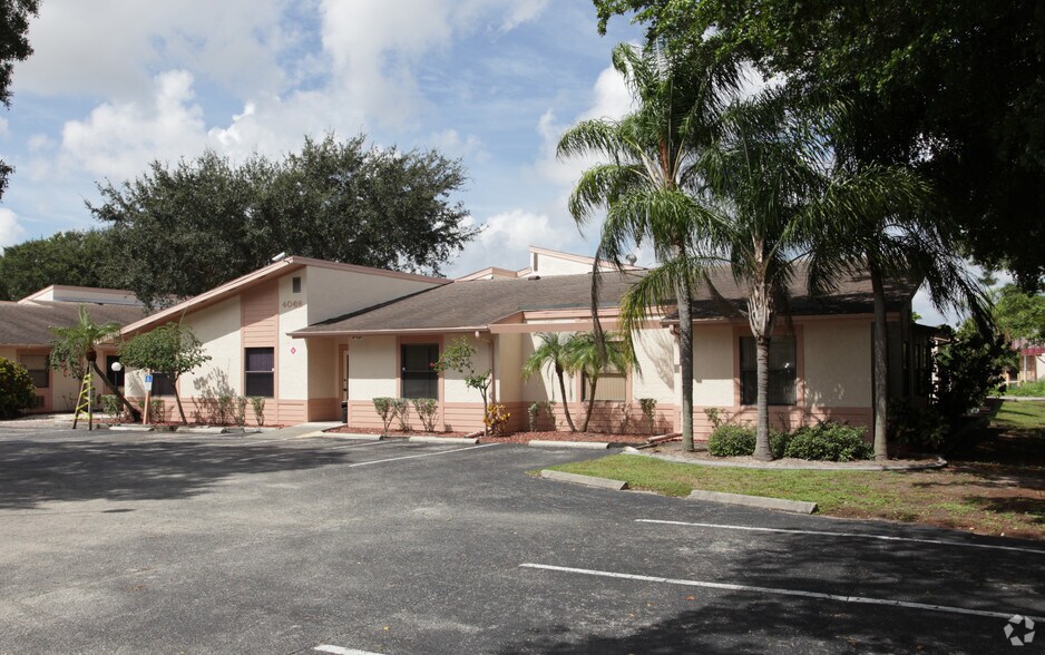 4066 Evans Ave, Fort Myers, FL à vendre - Photo du bâtiment - Image 2 de 34