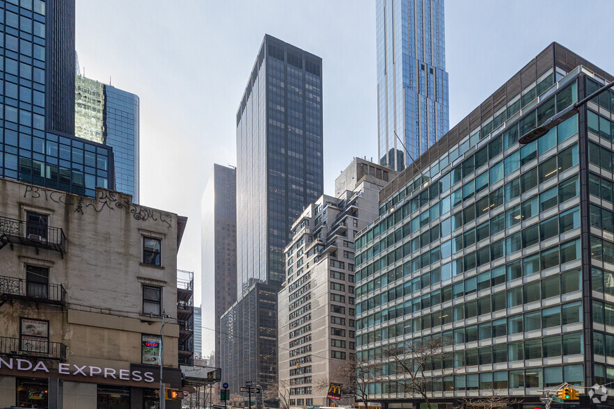 800 Third Ave, New York, NY à louer - Photo du bâtiment - Image 1 de 2