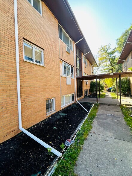 11811 Morang Dr, Detroit, MI à vendre - Photo du bâtiment - Image 3 de 19