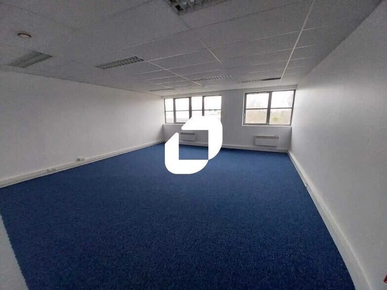 Office in Poissy for lease - Building Photo - Image 1 of 8