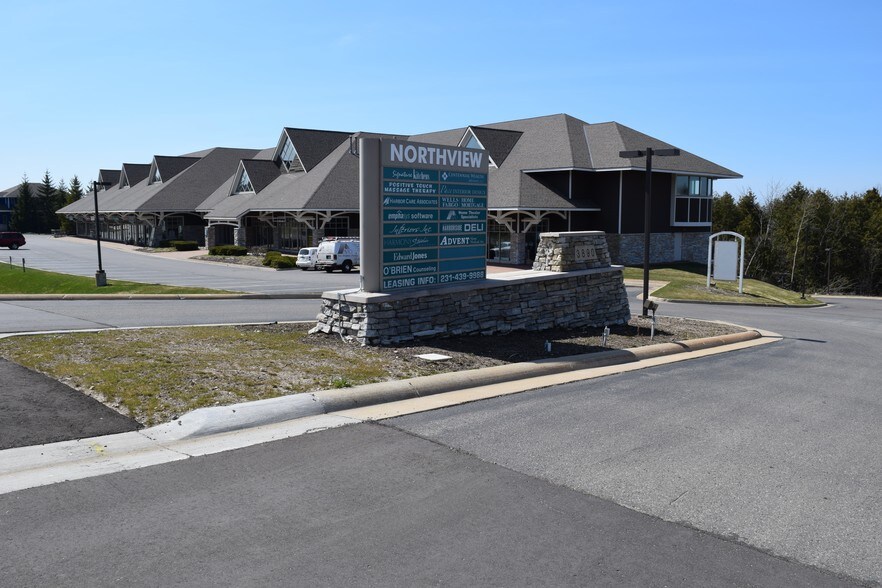 3890 Charlevoix Rd, Petoskey, MI à louer - Photo du bâtiment - Image 3 de 7