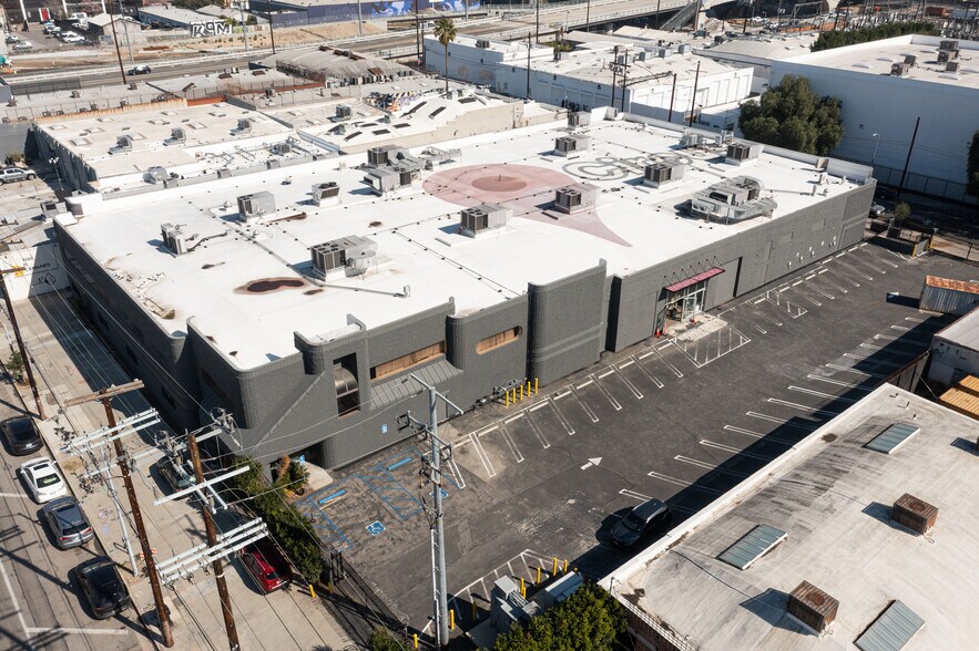 634 S Mateo St, Los Angeles, CA à louer - Photo du bâtiment - Image 3 de 11