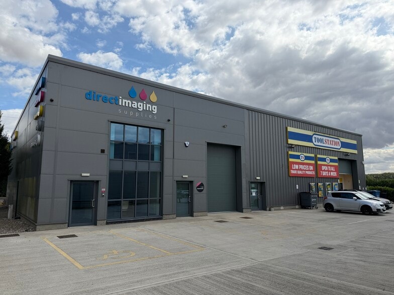 3 Cherry Farm Close, Malton for lease - Building Photo - Image 2 of 7