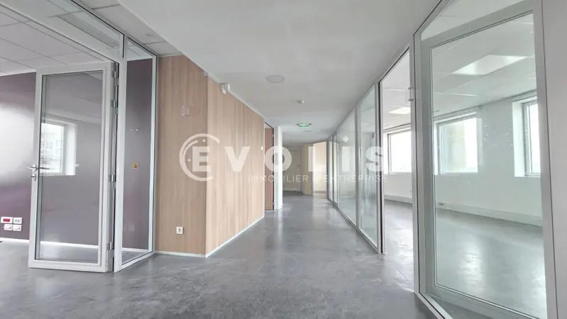 Office in Ivry-sur-Seine for lease Interior Photo- Image 1 of 5