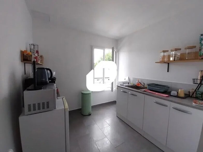 Office in Élancourt for lease - Interior Photo - Image 2 of 9