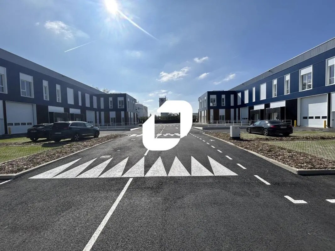 Industrial in Moissy-Cramayel for lease Building Photo- Image 1 of 12