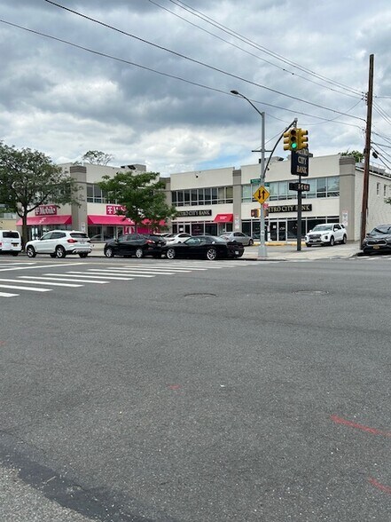 215-45 Northern Blvd, Bayside, NY à louer - Photo du bâtiment - Image 2 de 16