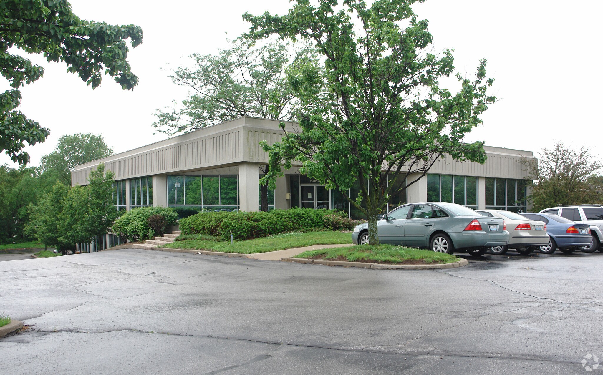 6060 N Oak Tfwy, Gladstone, MO for lease Primary Photo- Image 1 of 6