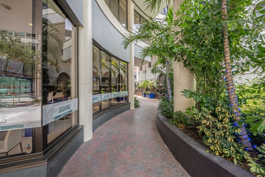 240 1st Ave S, Saint Petersburg, FL à vendre - Photo du bâtiment - Image 3 de 37