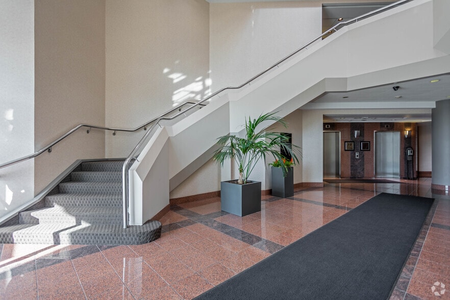 2600 Corporate Exchange Dr, Columbus, OH for sale - Lobby - Image 2 of 15
