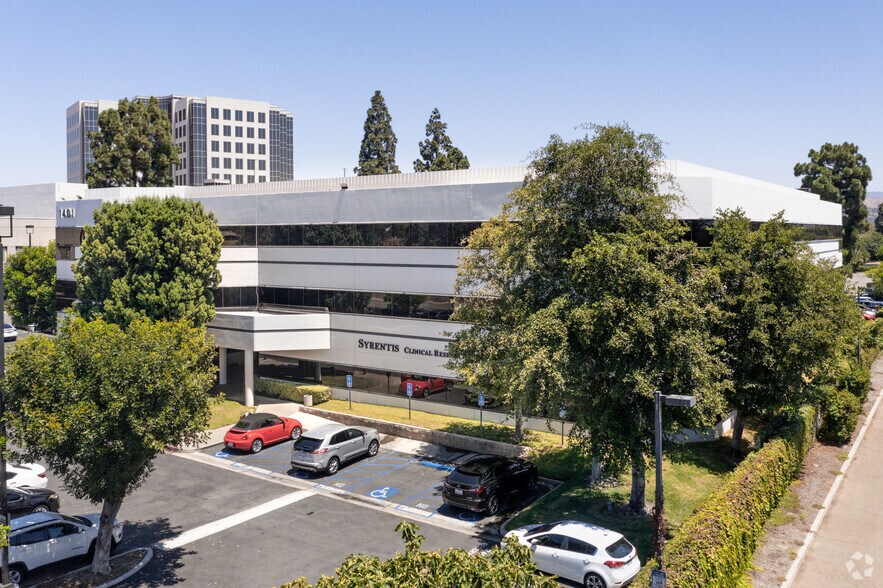 1401 N Tustin Ave, Santa Ana, CA à louer - Photo du bâtiment - Image 1 de 10