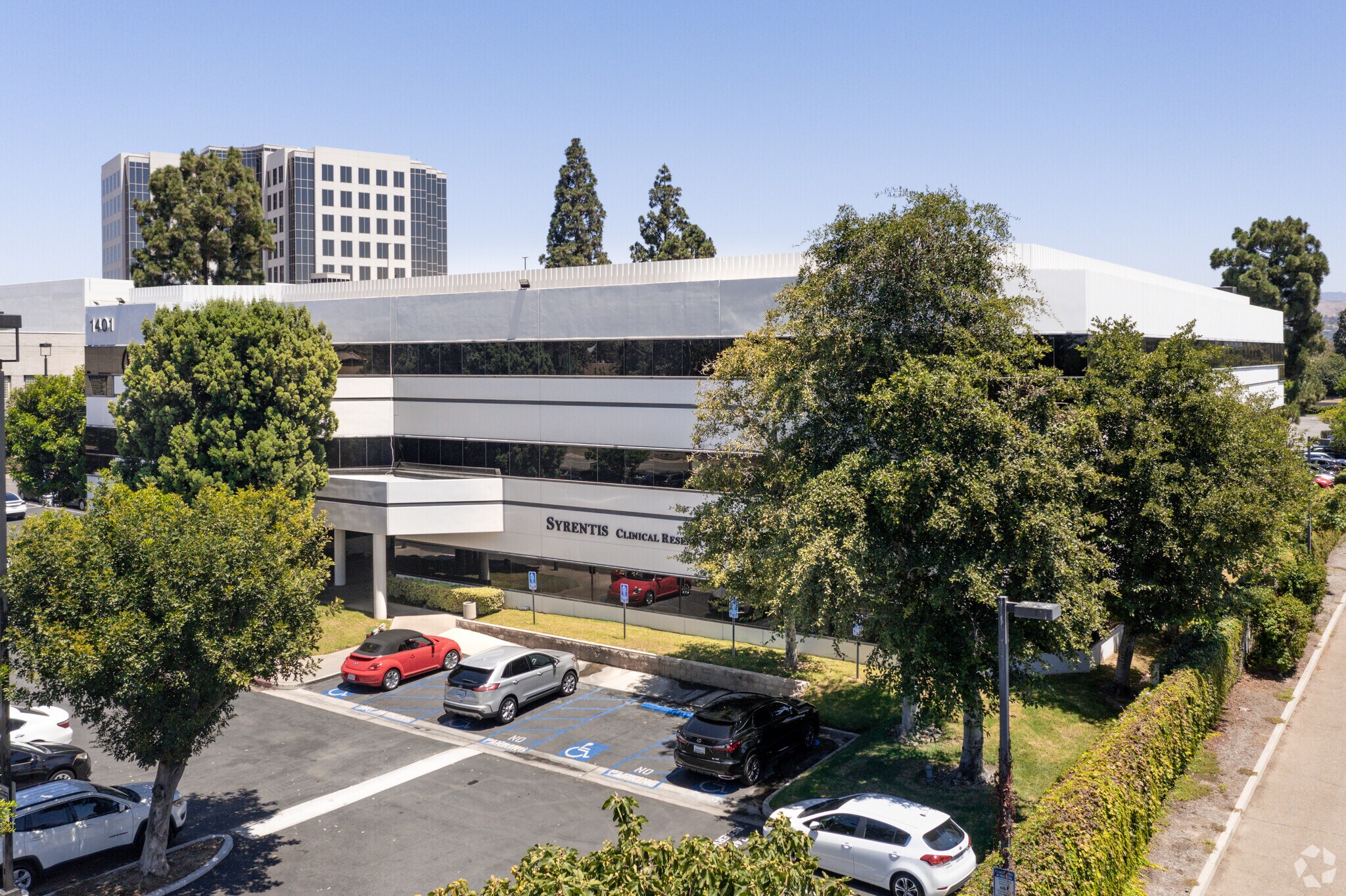 1401 N Tustin Ave, Santa Ana, CA à louer Photo du bâtiment- Image 1 de 11