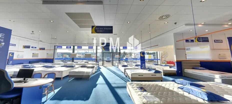 Retail in Les Pennes-Mirabeau for lease Interior Photo- Image 1 of 6