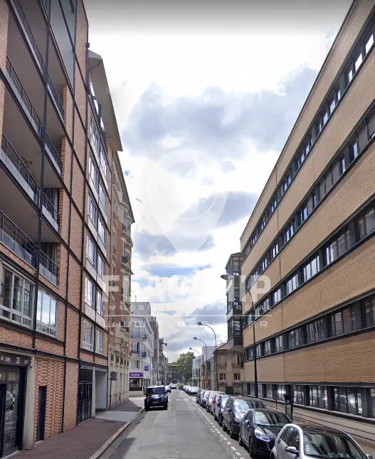 Retail in Clichy for lease Building Photo- Image 1 of 3