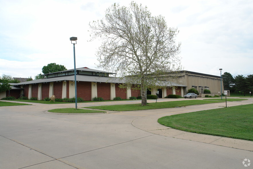 9112 E Central Ave, Wichita, KS for sale - Primary Photo - Image 1 of 1