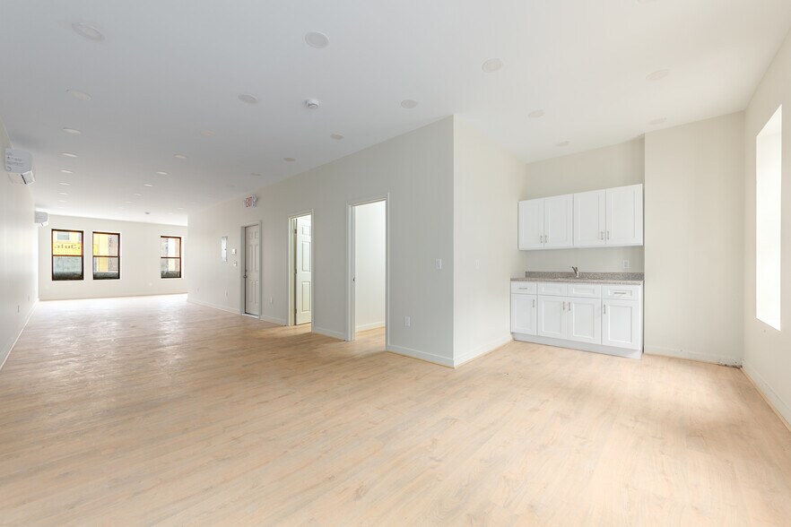 852 Flatbush Ave, Brooklyn, NY for lease - Building Photo - Image 3 of 4