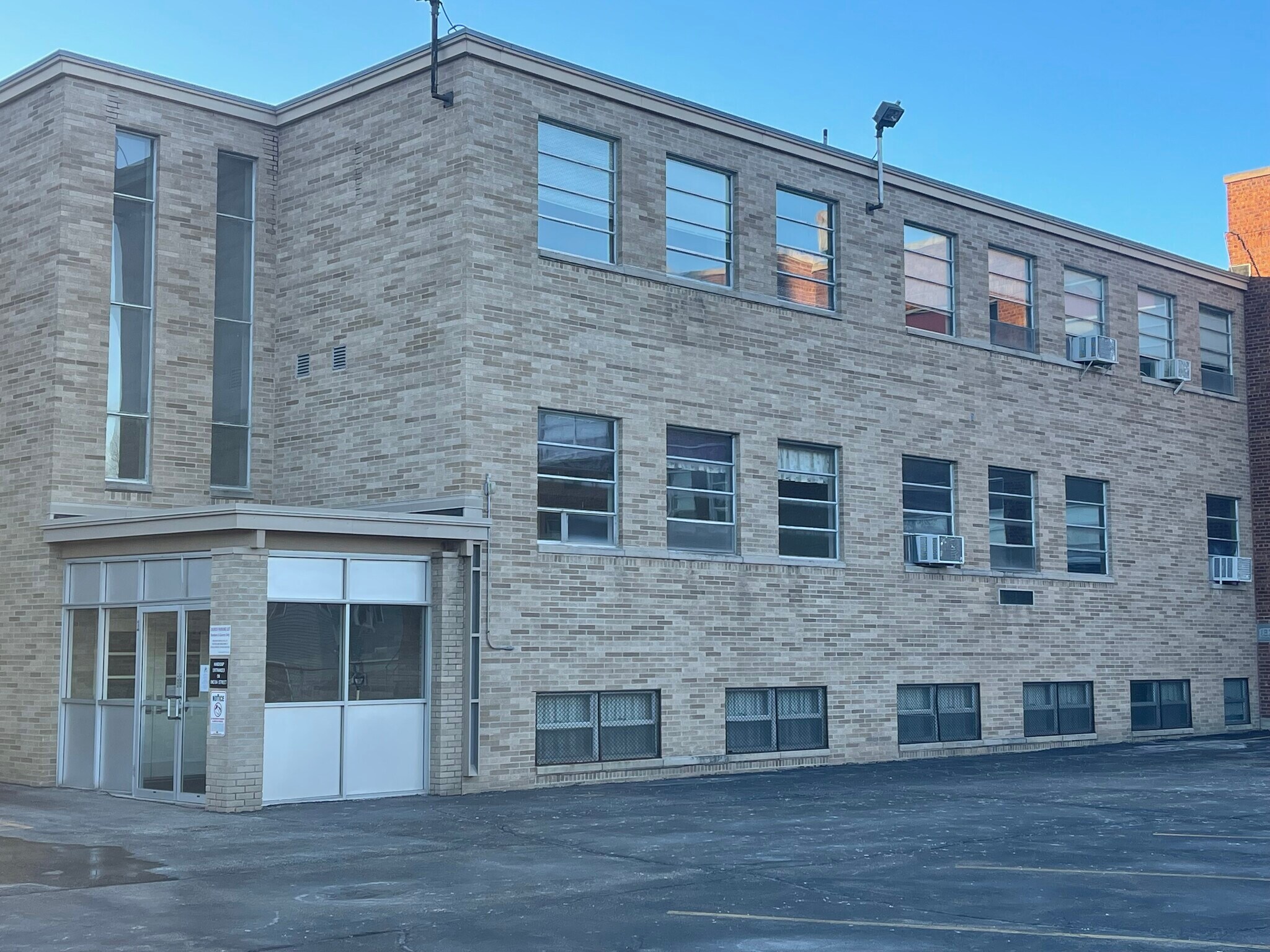 912 N Oneida St, Appleton, WI for lease Interior Photo- Image 1 of 10