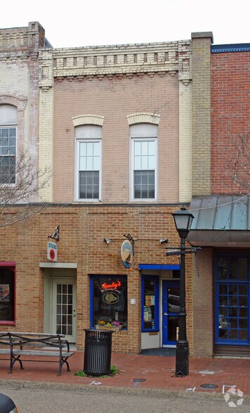 Downtown Hampton (East Queens Way) portefeuille de 3 propriétés à vendre sur LoopNet.ca - Photo du bâtiment - Image 2 de 14