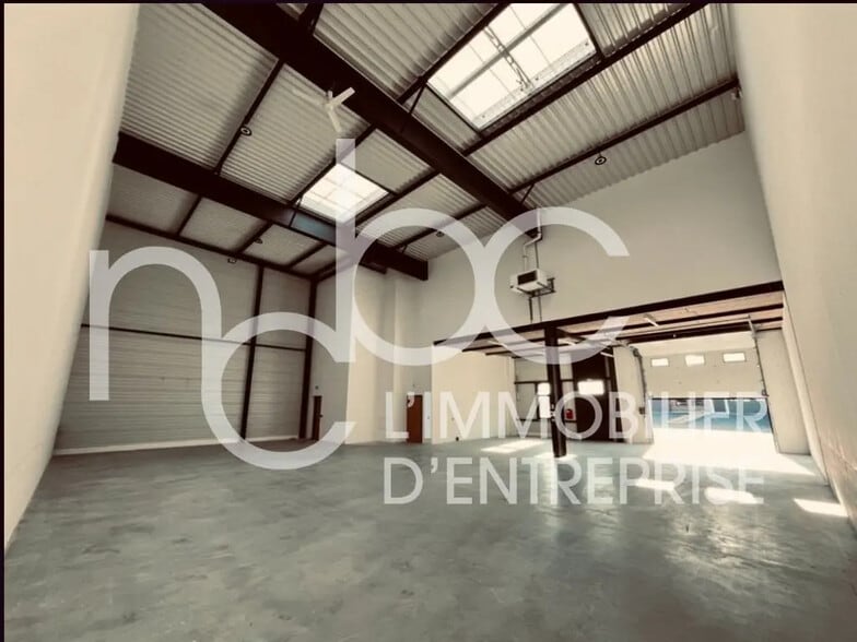 Flex in Saint-Priest for lease - Building Photo - Image 2 of 34