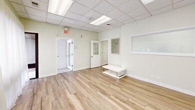 939 N Plum Grove Rd, Schaumburg, IL à louer Numérisation 3D de Matterport- Image 1 de 13