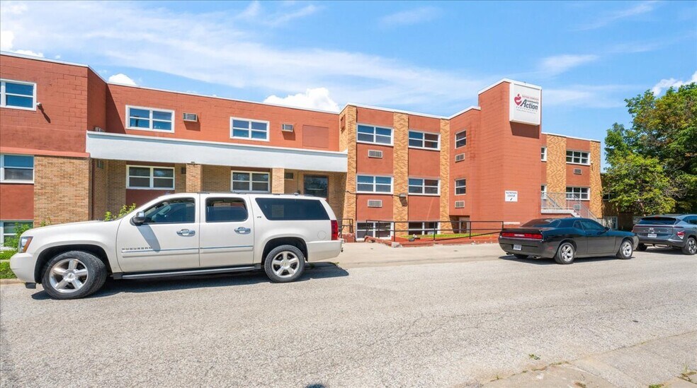 2406 Fowler Ave, Omaha, NE à vendre - Photo du bâtiment - Image 2 de 22