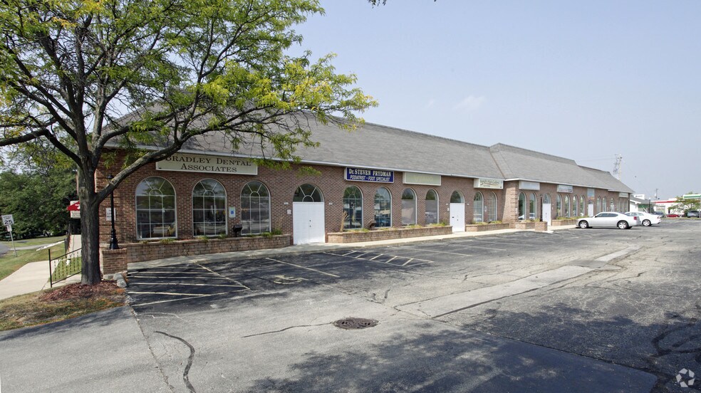 7919-7961 N 76th St, Milwaukee, WI à vendre - Photo du bâtiment - Image 2 de 5