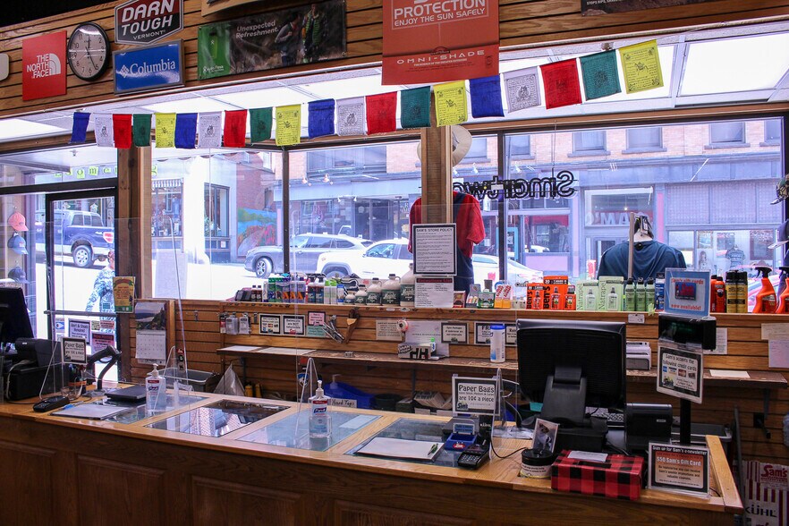 Sam's Outdoor Outfitters portefeuille de 2 propriétés à vendre sur LoopNet.ca - Photo intérieure - Image 3 de 16