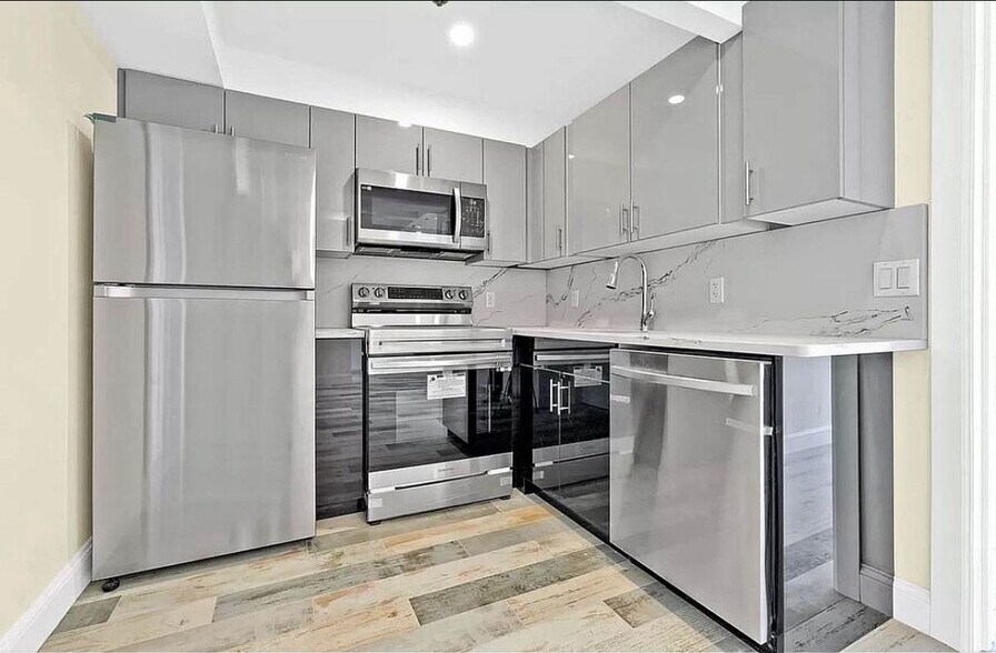 2631 3rd St, Astoria, NY à vendre - Photo du bâtiment - Image 2 de 17