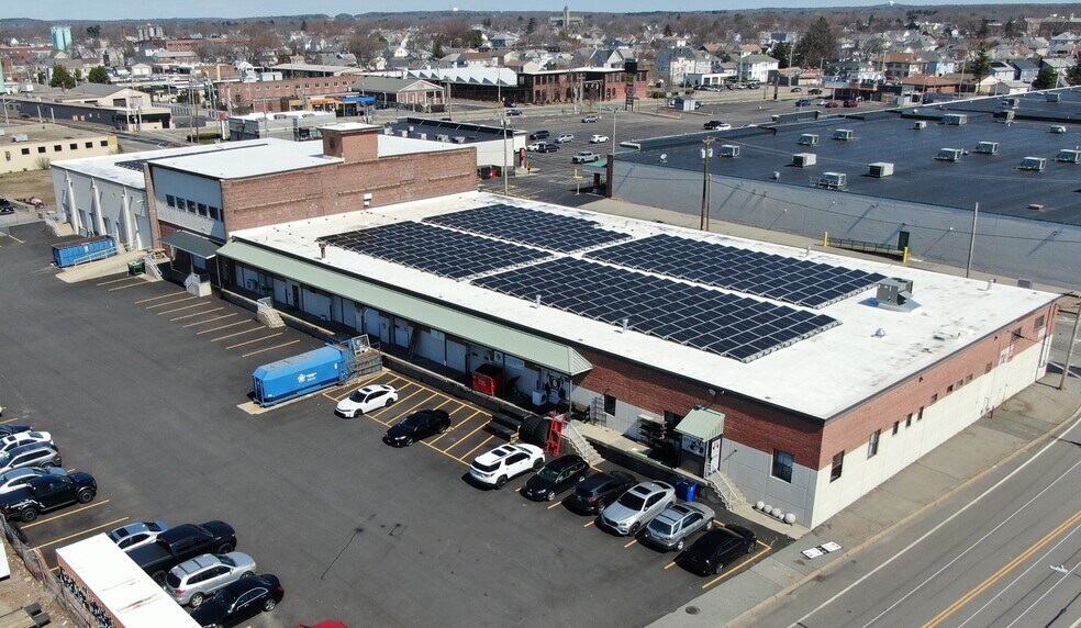 402 Walcott St, Pawtucket, RI à vendre - Photo du bâtiment - Image 2 de 9