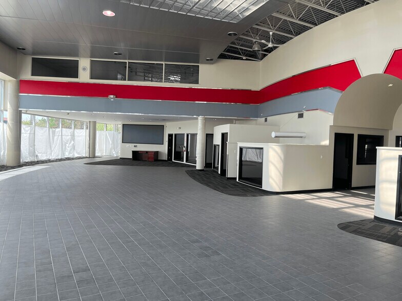 17250 Stony Plain Rd, Edmonton, AB à louer - Photo intérieure - Image 3 de 6