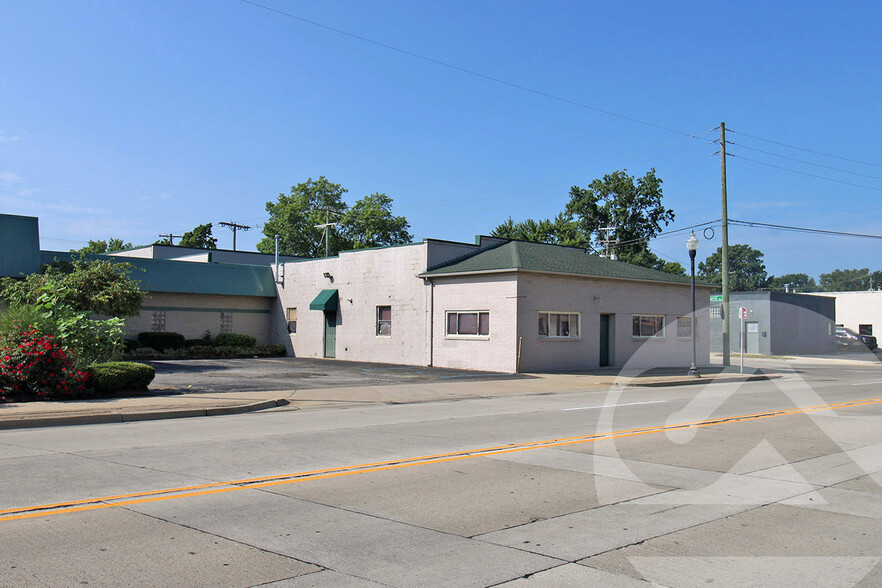 1704 E Nine Mile Rd, Hazel Park, MI for lease - Building Photo - Image 1 of 6