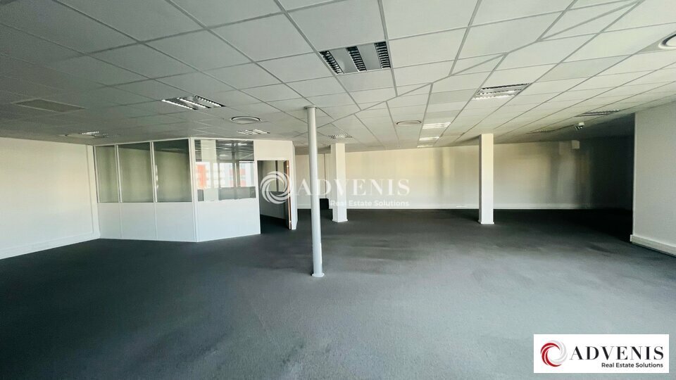 198 Avenue Du Haut Lévèque, Pessac for lease - Interior Photo - Image 3 of 9
