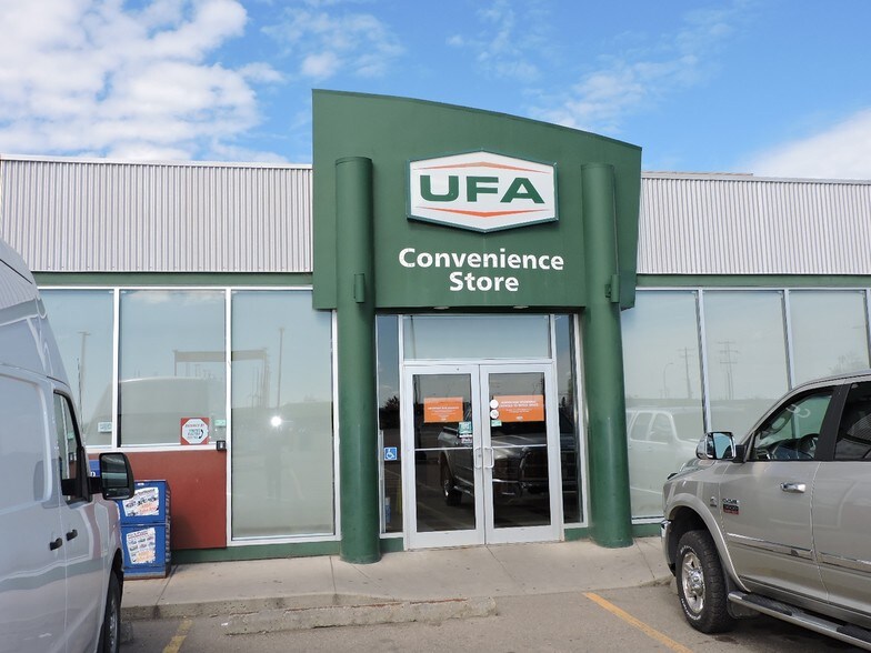 41 Petrolia Dr, Red Deer, AB à louer - Photo du bâtiment - Image 2 de 9