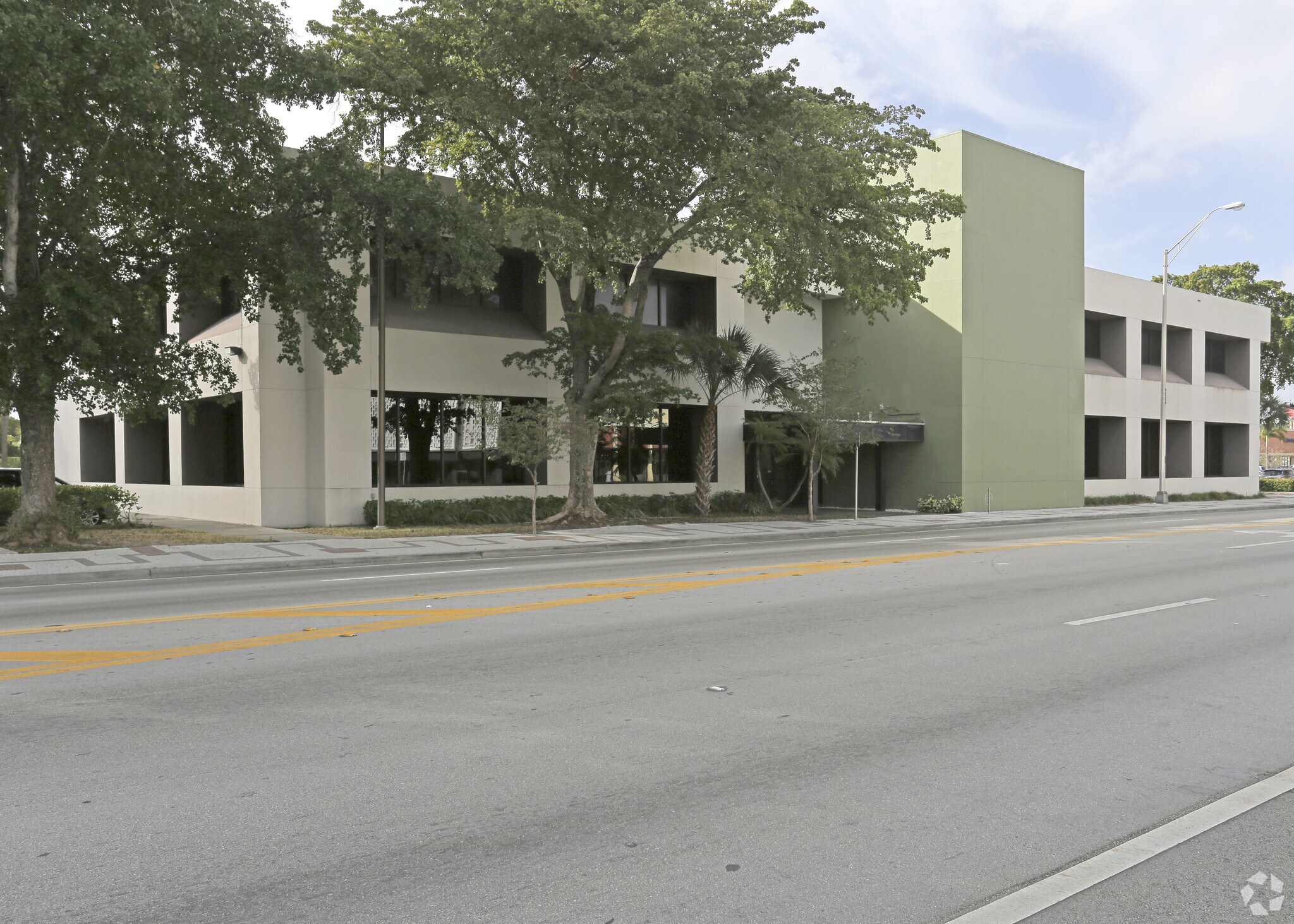 900 NE 125th St, North Miami, FL à louer Photo principale- Image 1 de 22