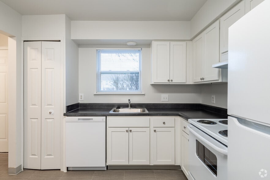 5238 Dunn Hill Dr, Grand Blanc, MI for sale - Interior Photo - Image 3 of 25