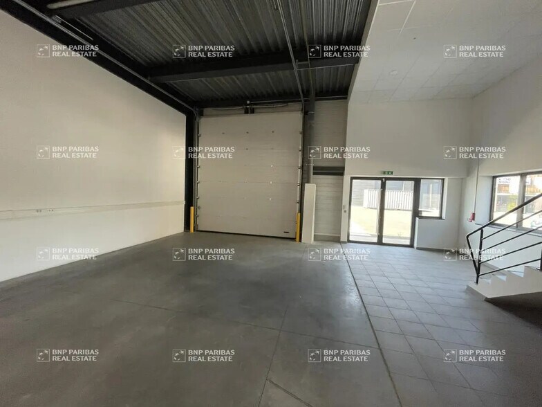Flex in Vaires-sur-Marne for lease - Interior Photo - Image 3 of 6