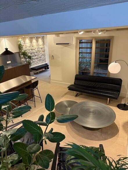 12 Rue Nollet, Paris for sale - Interior Photo - Image 2 of 11