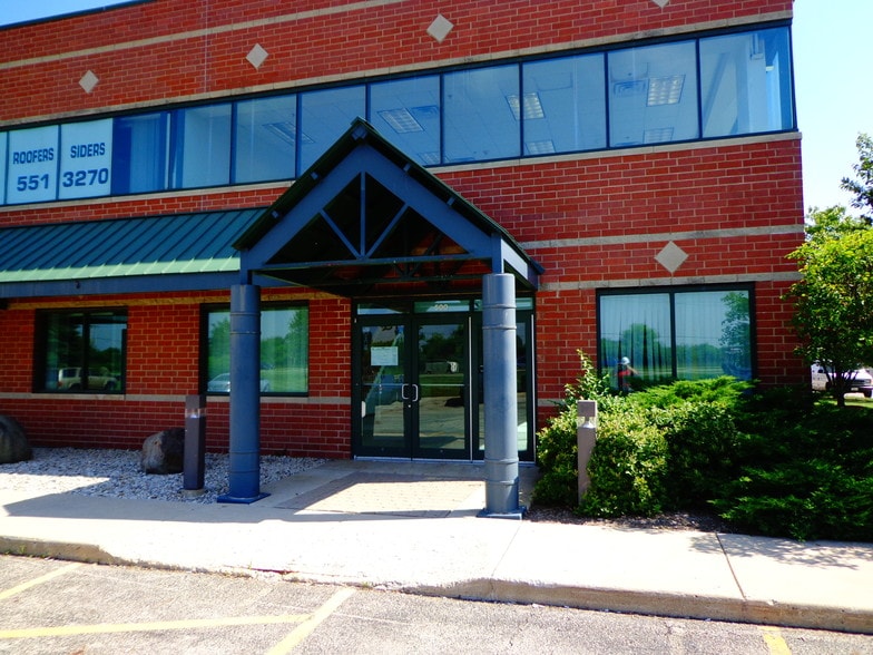 1061 E Main St, East Dundee, IL for lease - Building Photo - Image 3 of 15
