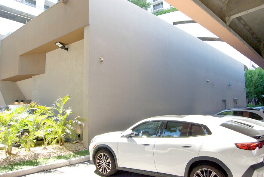 3630 NE 1st Ct, Miami, FL à louer - Photo du bâtiment - Image 2 de 13