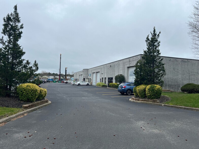 100-122 Keyland Ct, Bohemia, NY à vendre - Photo du bâtiment - Image 1 de 10