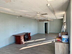 33-45 W Putnam Ave, Porterville, CA à louer Photo intérieure- Image 2 de 2