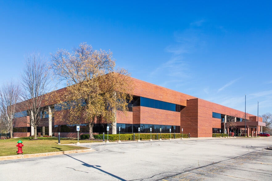 11000 W Lake Park Dr, Milwaukee, WI for lease - Building Photo - Image 1 of 10