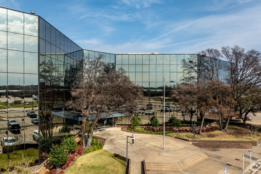 1202 Richardson Dr, Richardson, TX à louer - Photo du bâtiment - Image 2 de 7