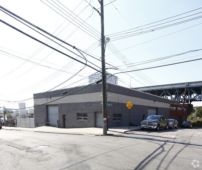 55-06 43rd St, Maspeth, NY à vendre - Photo du bâtiment - Image 3 de 9