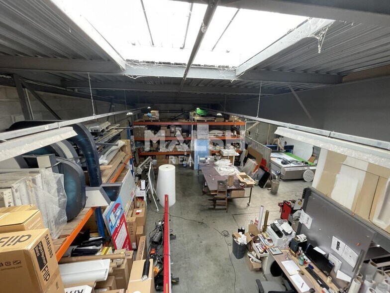 Flex in Brignais for lease - Interior Photo - Image 2 of 7