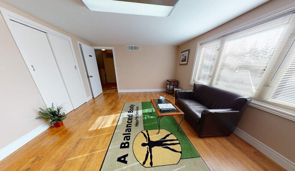 11 Belmont Av W, Kitchener, ON à vendre - Photo intérieure - Image 2 de 9