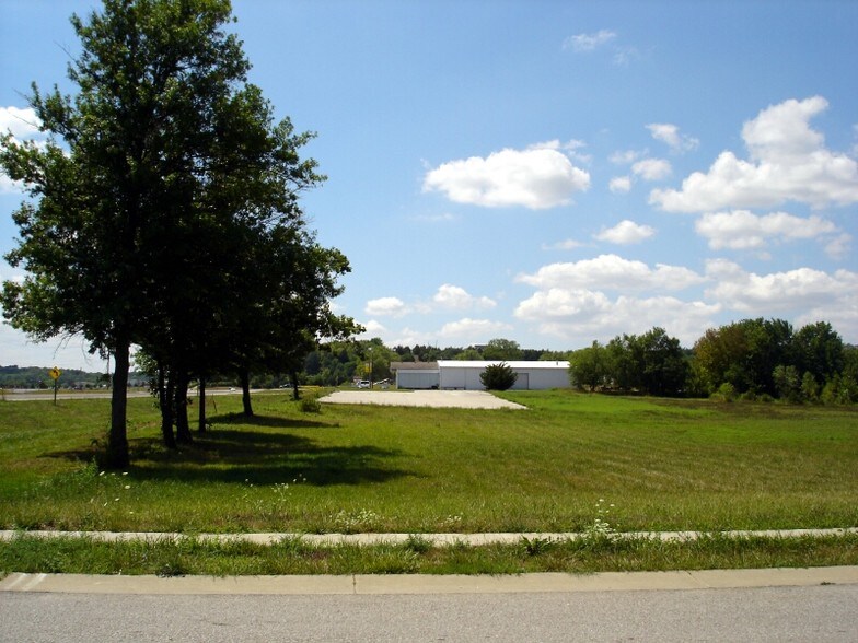 325 E State Ave, Tonganoxie, KS à louer - Photo du bâtiment - Image 2 de 2