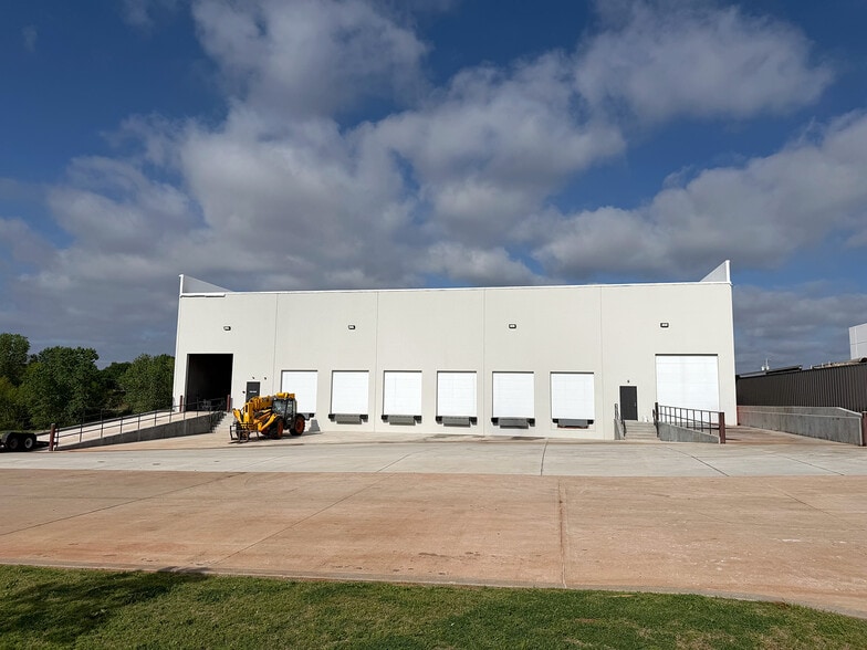 6940 Santa Fe Ave, Oklahoma City, OK for sale - Building Photo - Image 2 of 5