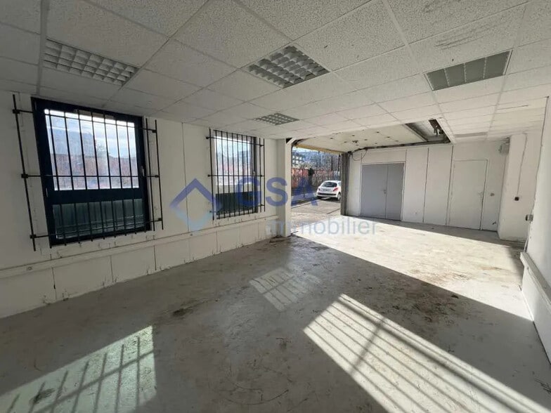 Flex in Ris-Orangis for lease - Interior Photo - Image 2 of 4