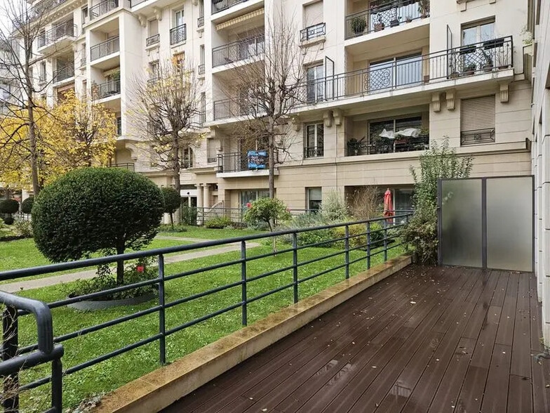 Office in Issy-les-Moulineaux for lease - Building Photo - Image 1 of 18
